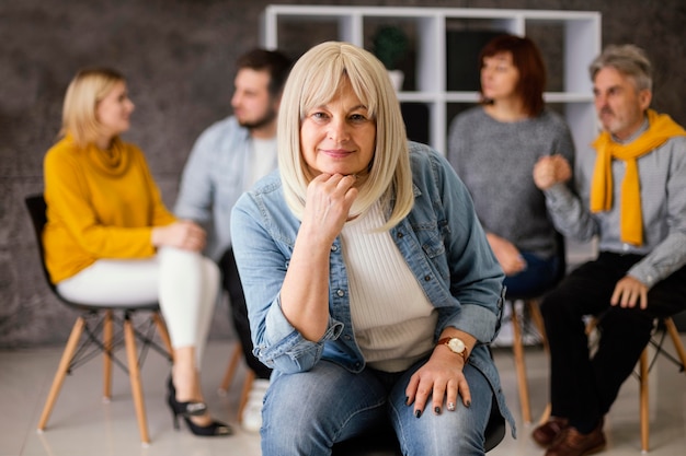 Foto mujer en terapia de grupo