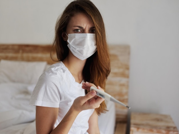 mujer con termómetro mirada enojada temperatura salud foto de alta calidad