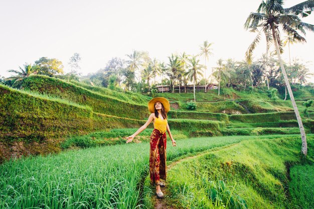 Mujer en la terraza de arroz de Tegalalang en Bali