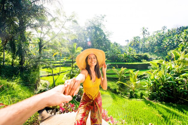 Mujer en la terraza de arroz de Tegalalang en Bali