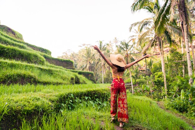 Mujer en la terraza de arroz de Tegalalang en Bali