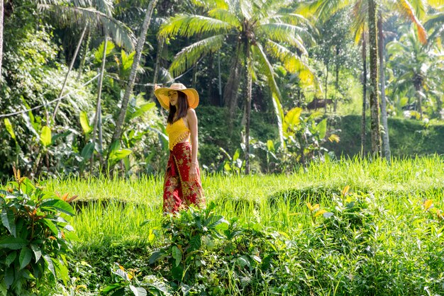 Mujer en la terraza de arroz de Tegalalang en Bali