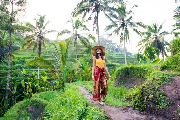 Mujer en la terraza de arroz de Tegalalang en Bali