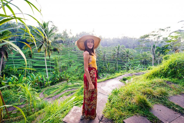 Mujer en la terraza de arroz de Tegalalang en Bali