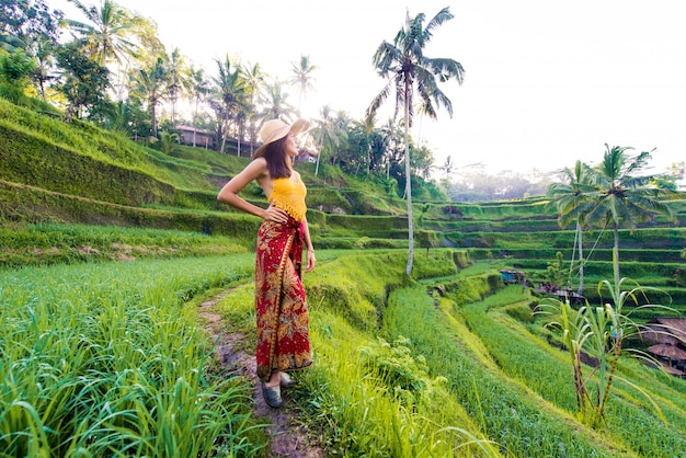 Mujer en la terraza de arroz de Tegalalang en Bali