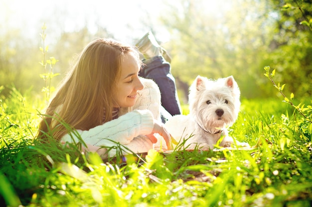 Mujer con terrier