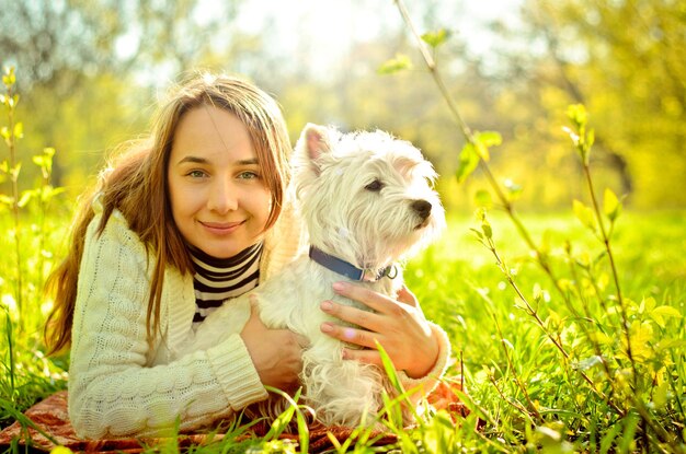 Mujer con terrier