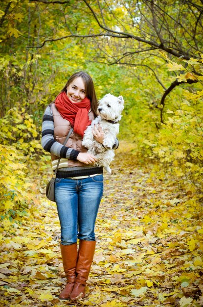 Mujer con terrier