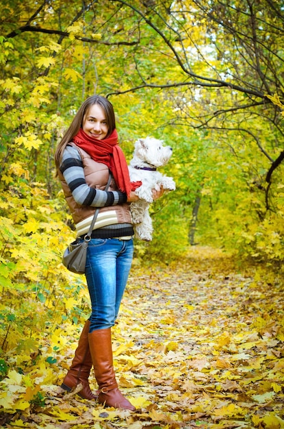 Mujer con terrier