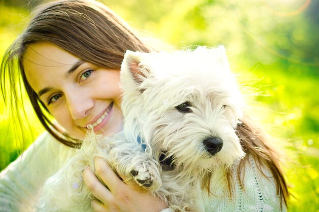 Mujer con terrier