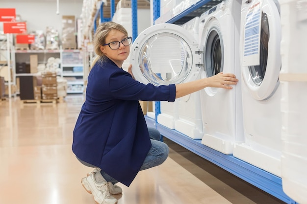 Mujer en tienda eligiendo lavadora