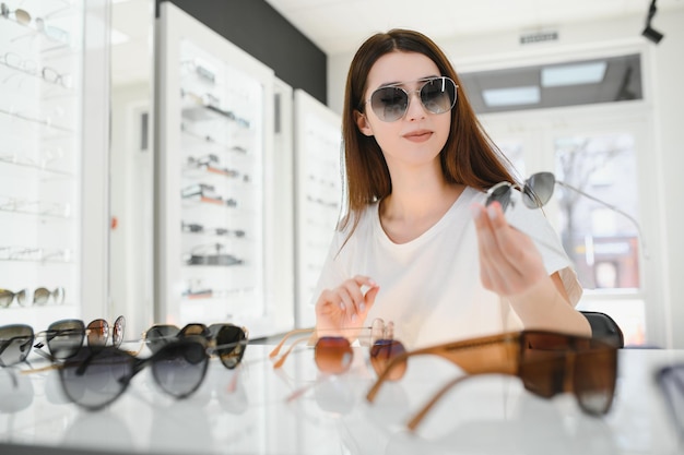 Una mujer en una tienda con gafas de sol.