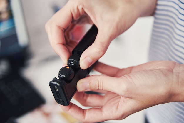 La mujer tiene auriculares inalámbricos. Usar auriculares para escuchar música