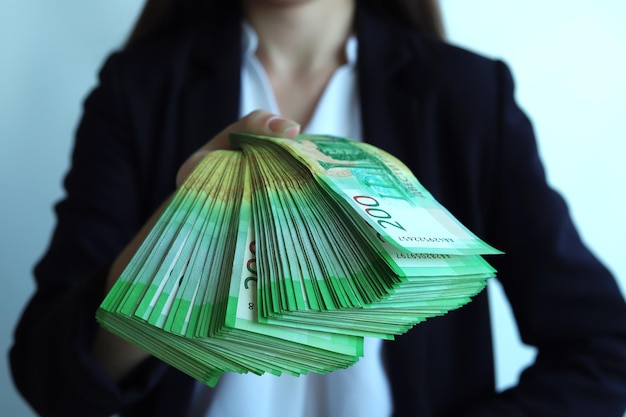 Mujer tiene billetes de 200 rublos rusos en la mano