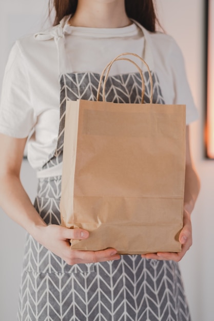 Foto mujer tiene bolsa de compras ecológica en manos