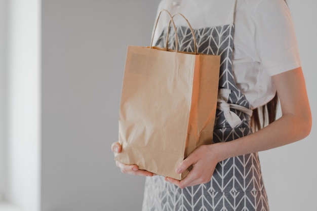 Mujer tiene bolsa de compras ecológica en manos