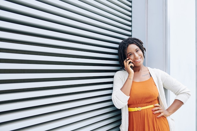 La mujer tiene una conversación por teléfono