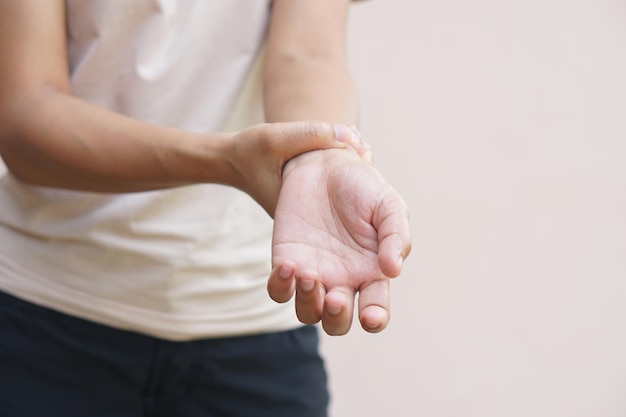 La mujer tiene debilidad muscular en la mano