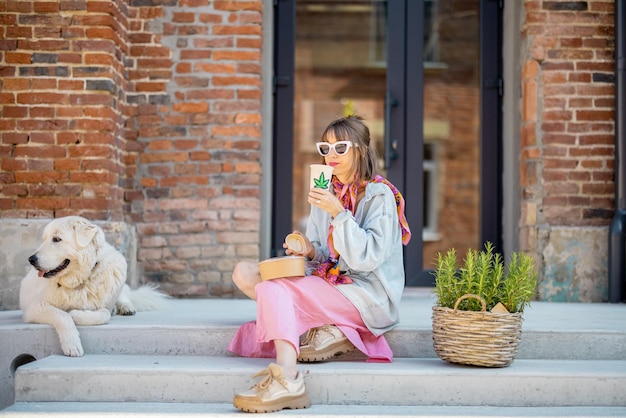 La mujer tiene un descanso para tomar café en el trabajo al aire libre