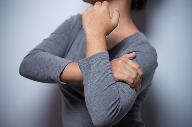 La mujer tiene dolor en el brazo