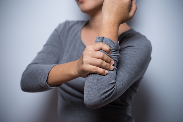 La mujer tiene dolor en el brazo