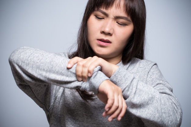 La mujer tiene dolor en el brazo