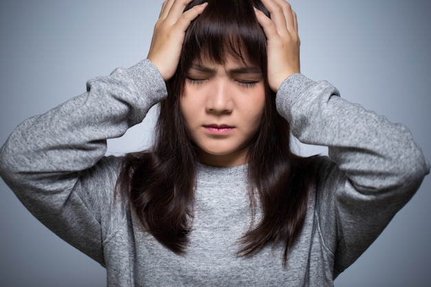 La mujer tiene dolor de cabeza