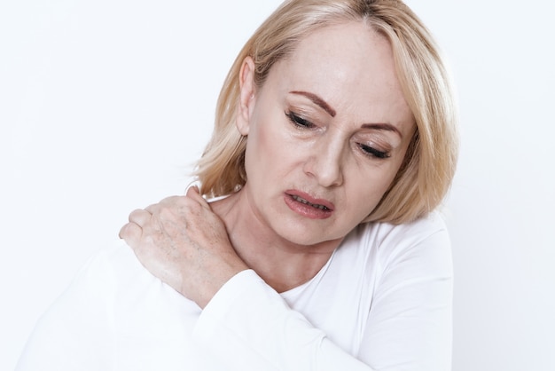 Una mujer tiene dolor de cuello.