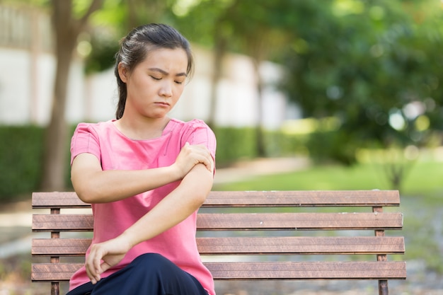 Mujer tiene dolor de cuerpo