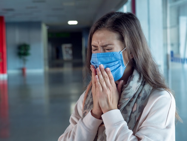 La mujer tiene gripe y lleva una máscara médica