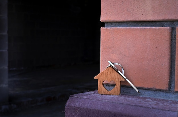 Una mujer tiene la llave de una casa nueva en la mano Préstamo de vivienda de aprobación de préstamo hipotecario