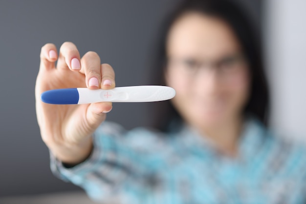 Mujer tiene prueba de embarazo en su mano