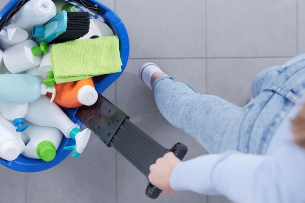 Mujer tirando de una cesta de la compra en la tienda