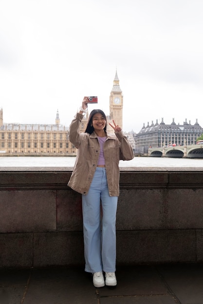 Foto mujer de tiro completo con cámara de fotos