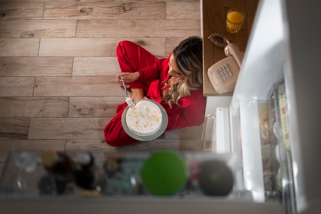 Foto mujer de tiro completo con comida en la noche.