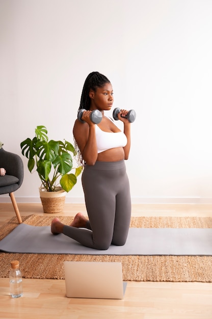 Mujer de tiro completo entrenando con portátil