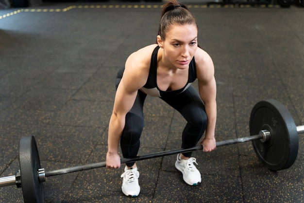 Mujer de tiro completo haciendo ejercicio