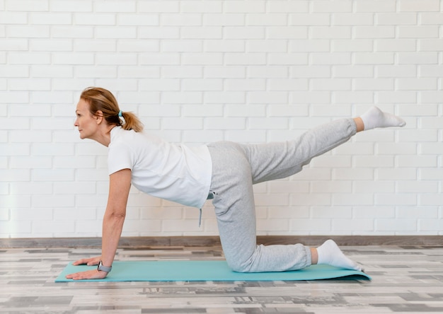 Mujer de tiro completo haciendo yoga