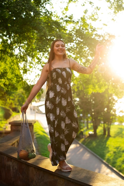 Foto mujer de tiro completo con hermoso vestido de verano