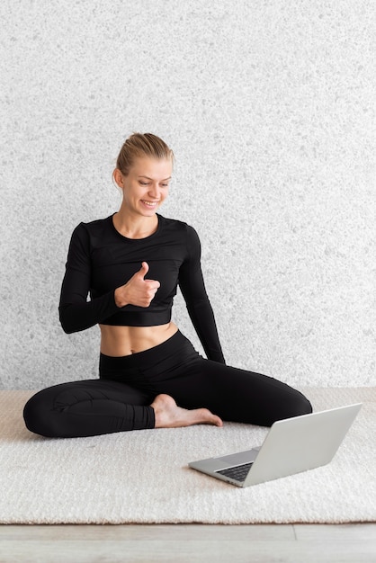 Foto mujer de tiro completo mostrando aprobación