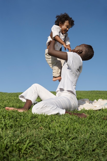 Mujer de tiro completo con niño