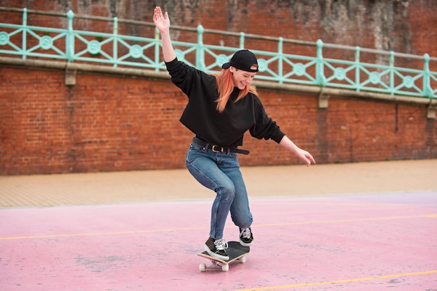 Foto mujer de tiro completo en patineta