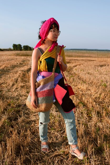 Foto mujer de tiro completo posando concepto de moda rápida