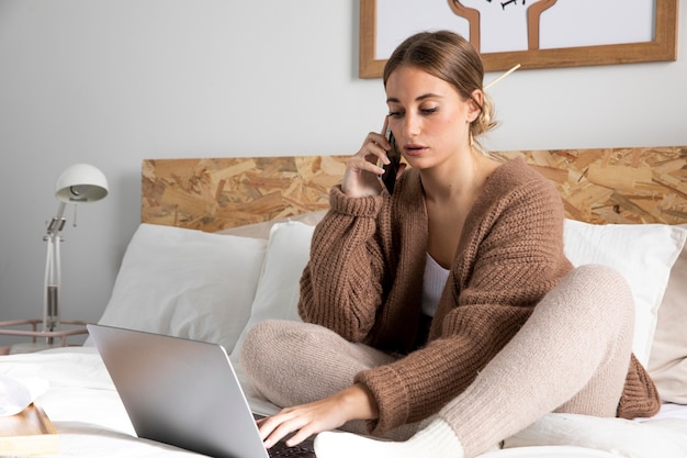 Mujer de tiro completo que trabaja en casa