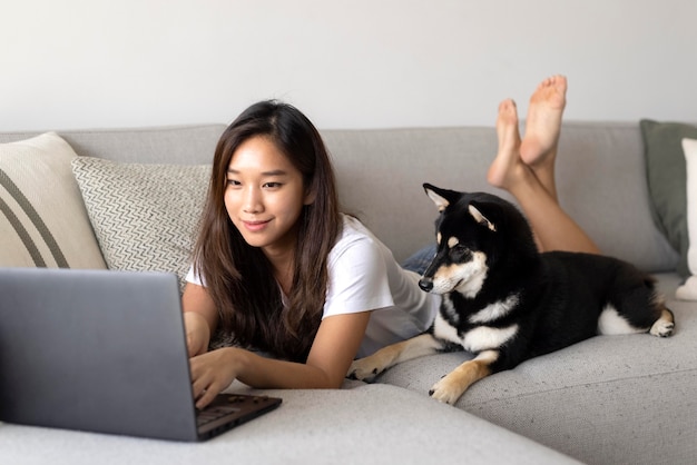 Foto mujer de tiro completo que trabaja con perro