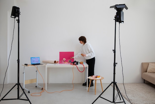 Foto mujer de tiro completo trabajando como fotógrafa