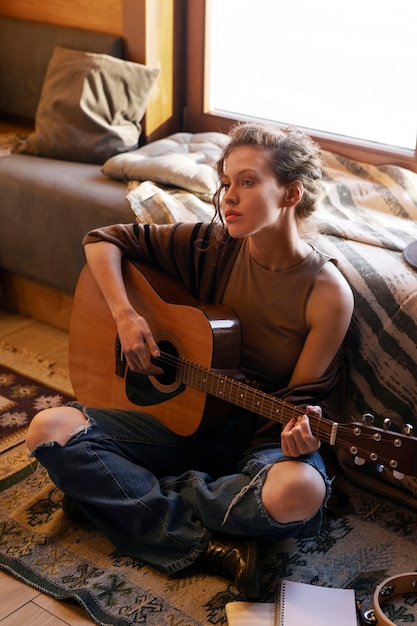 Foto mujer de tiro con guitarra