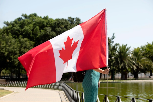 Foto mujer de tiro medio con bandera canadiense