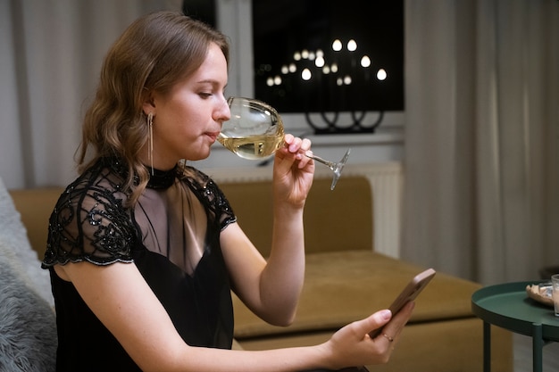 Foto mujer de tiro medio bebiendo vino