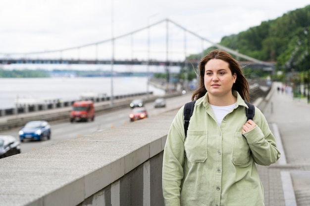 Foto mujer de tiro medio caminando